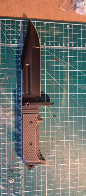 Medford Raider combat knife with fixed blade, crossguard and textured handle