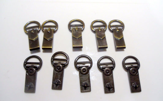 A set of ten brass hooks with a metal finish, designed to fit 13 mm straps, laid out on a white background.